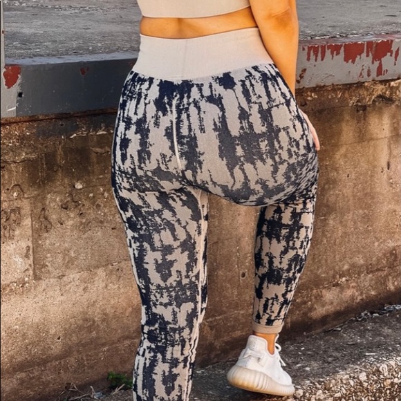 Mono B Athleisure set - Picture 6 of 7
